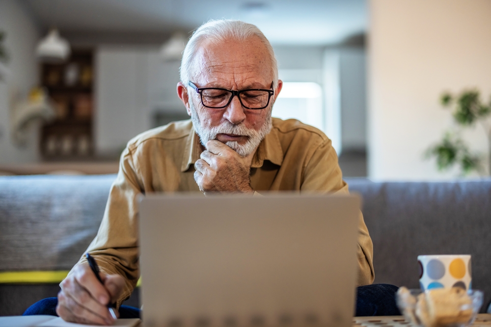 senior using ai to plan retirement